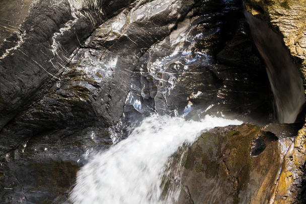 Водоспад Труммельбах впадає в долину Лаутербруннен (кантон Берн, Швейцарія).. - Фото, зображення