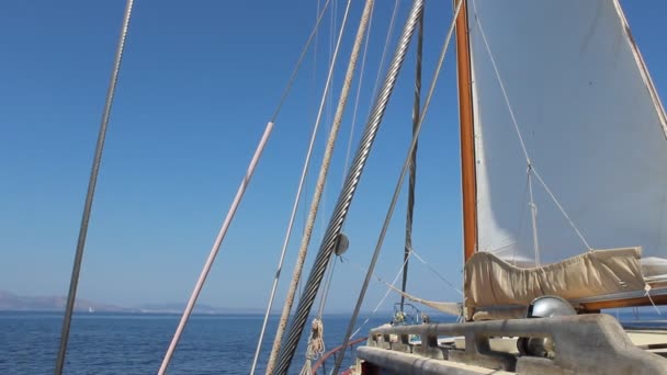 festői felvétel vitorlás jacht Görögországban a napsütéses napon - Felvétel, videó