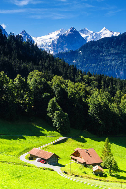 A faház a svájci Alpok között. A háttérben a legismertebb csúcsok a svájci Alpokban - Eiger, Jungraf és Monch - Fotó, kép