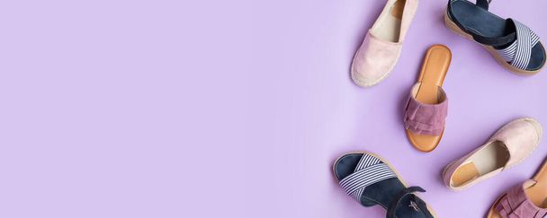 красивые ярко-красные туфли, полосатые сандалии и фиолетовые кожаные флипы на цветном фоне с пространством для копирования
 - Фото, изображение