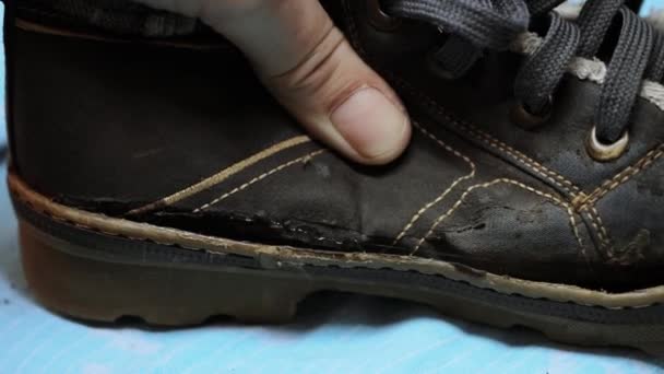 Shoemaker lepení staré boty - Záběry, video
