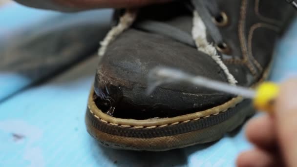 Schuhmacher klebt einen alten Schuh - Filmmaterial, Video