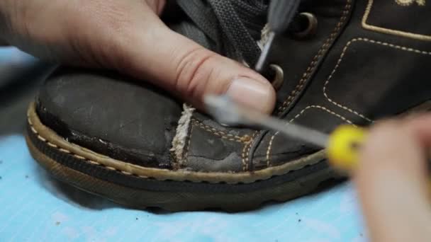 Shoemaker coller une vieille chaussure - Séquence, vidéo
