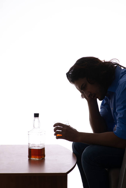 Alkoholizmusban szenvedő fiatalember - Fotó, kép