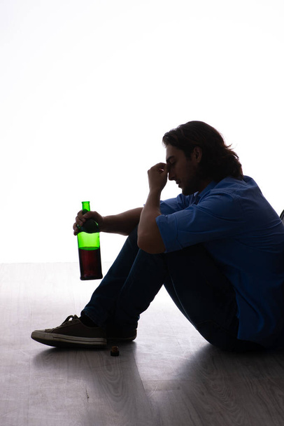 アルコール依存症の青年 - 写真・画像