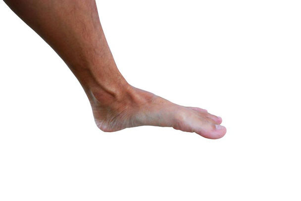sinistro piede di asiatico uomo è a piedi su sfondo bianco. - Foto, immagini