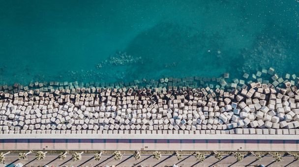 Antenni näkymä sementti kuutio lohkojen suojella rantaa aallot satamassa Malaga, Espanja. - Valokuva, kuva