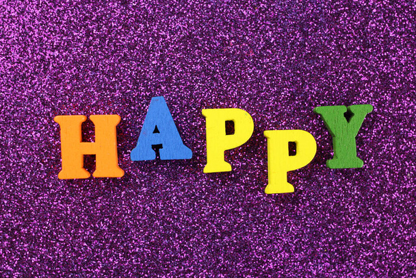 Palabra feliz hecha de letras de colores brillantes
 - Foto, Imagen