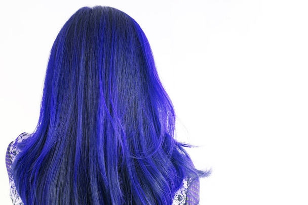 modré vlasy s jiskrou asijské ženy izolované na bílém pozadí - Fotografie, Obrázek