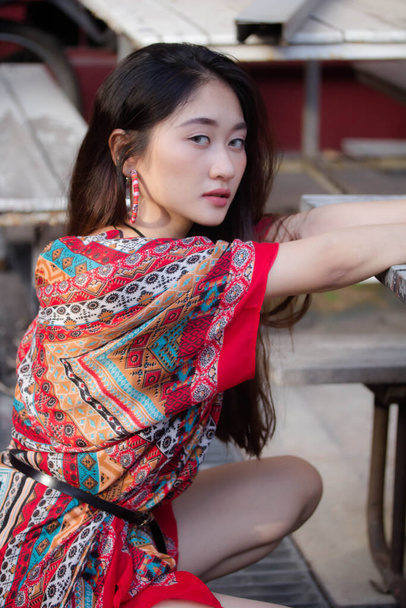 Ritratto della ragazza bohémien adulta della Cina tailandese rilassarsi e sorridere - Foto, immagini