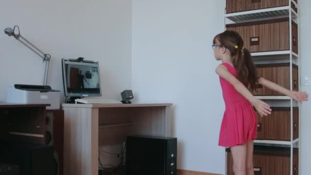 Κοριτσάκι που παρακολουθεί μαθήματα online στο σπίτι κατά τη διάρκεια επιδημίας covid 19 - Πλάνα, βίντεο