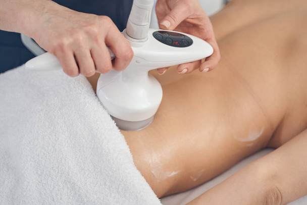 Non-invasive fat removal process in modern beauty salon - Фото, зображення