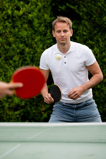jouer au tennis de table homme sportif hobby ping pong match - Photo, image