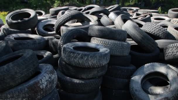 Velká hromada starých opotřebovaných pneumatik - Záběry, video