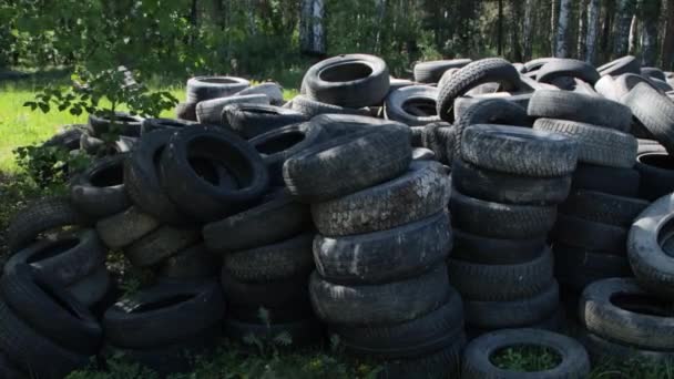 Gros tas de vieux pneus usés - Séquence, vidéo