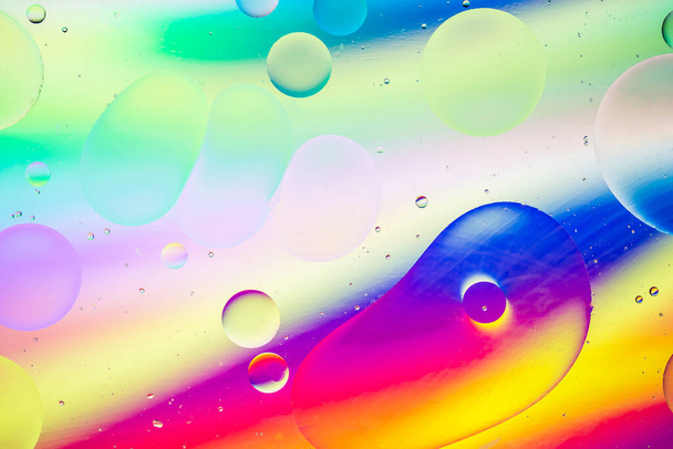 現代的で創造的なデザインの背景のための水に油滴のカラフルなパステル画の芸術的なイメージ. - 写真・画像