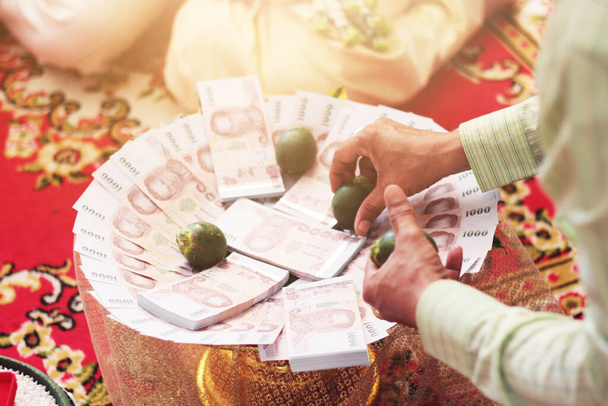 Thailändische Banknoten auf Goldstrahl für Hochzeitsgeld in Thailand traditionell - Foto, Bild