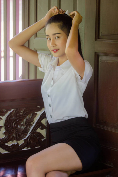portret tajski dorosły student uniwersytet mundur piękna dziewczyna relaks i uśmiech - Zdjęcie, obraz