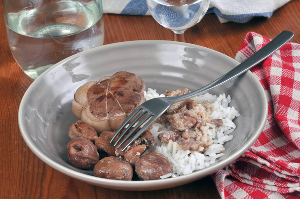 Paupieta de ternera con castañas y arroz servido en un primer plano
 - Foto, imagen