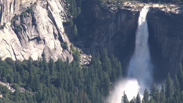 Zblízka z vodopádu v Yosemitském národním parku - Záběry, video