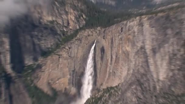 Zoom-fuera de una gran cascada de cerca
 - Imágenes, Vídeo