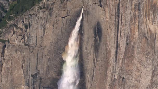 Park Narodowy Yosemite wodospad zbliżenie z tęczą - Materiał filmowy, wideo