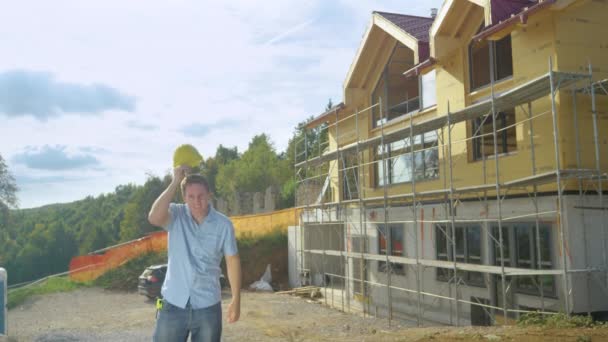 Молодой кавказский подрядчик счастлив, стоя перед домом
 - Кадры, видео