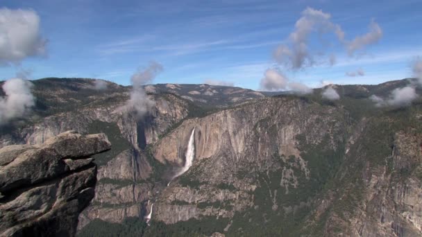 Parque Nacional Yosemite paisaje con cascada amplia vista
 - Imágenes, Vídeo
