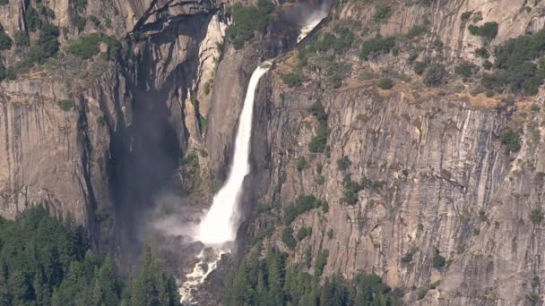 Yosemite National Park zoom-out od wodospadu - Materiał filmowy, wideo