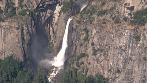 Wielki wodospad w dolinie - Materiał filmowy, wideo