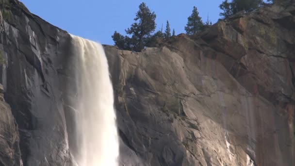 Zbliżenie wodospadu w Parku Narodowym Yosemite - Materiał filmowy, wideo