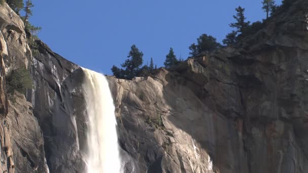Yosemite Ulusal Parkı 'ndan orta ölçekli şelale - Video, Çekim