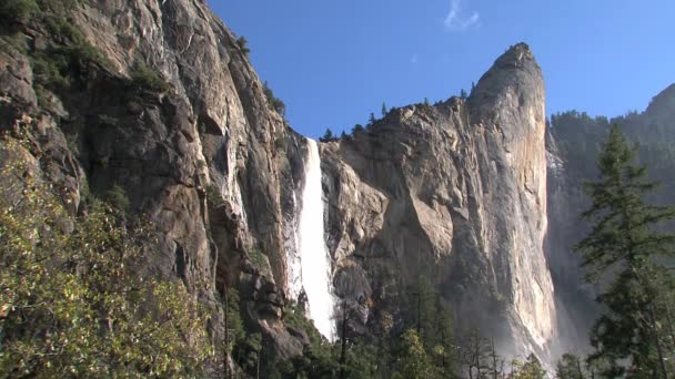 Yosemitská krajina s vodopádem - Záběry, video