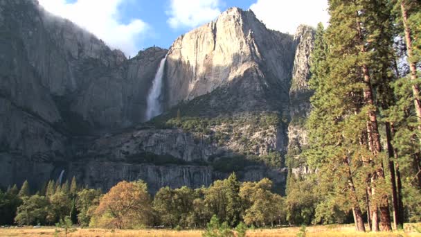 Grandes montañas con cascada en el Parque Nacional Yosemite
 - Imágenes, Vídeo