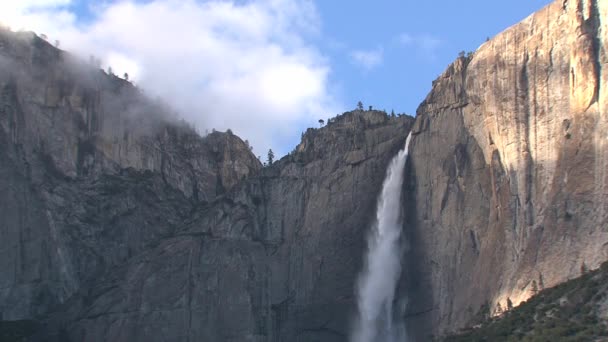 Wielka góra z wodospadem w cieniu - Materiał filmowy, wideo