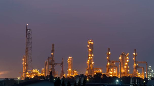 Günbatımında Petrokimya endüstrisi ve alacakaranlık gökyüzü, enerji santrali, enerji santrali alanı. - Fotoğraf, Görsel