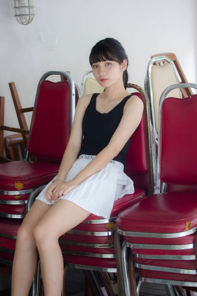Retrato de tailandés adulto hermosa chica negro camisa blanca falda relajarse tiempo
 - Foto, imagen