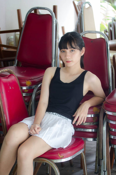 Retrato de tailandés adulto hermosa chica negro camisa blanca falda relajarse tiempo
 - Foto, imagen