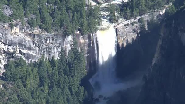大規模な滝のズームアウト - 映像、動画