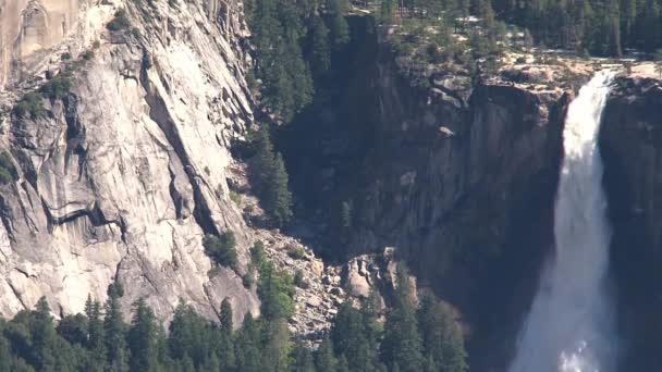 Wielki wodospad między górami - Materiał filmowy, wideo
