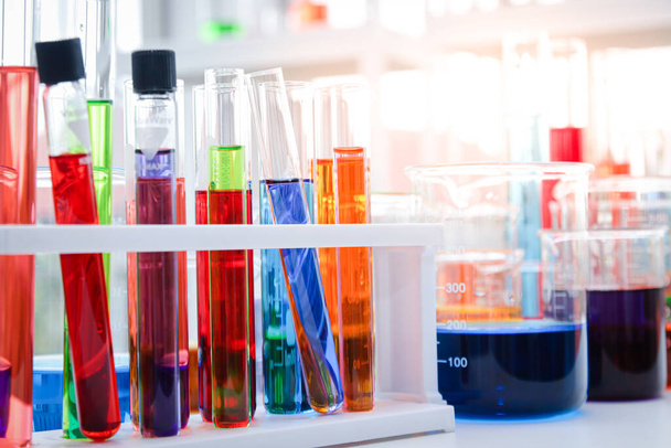 Muchos tubos de ensayo químicos en la sala de laboratorio
 - Foto, imagen