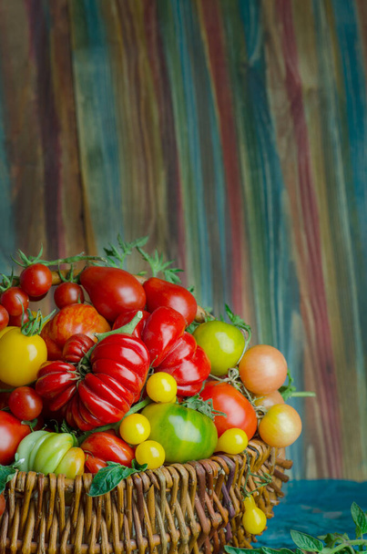 Pomodori rossi freschi in cesto in cucina. Pomodori in cesto di vimini in cucina - Foto, immagini