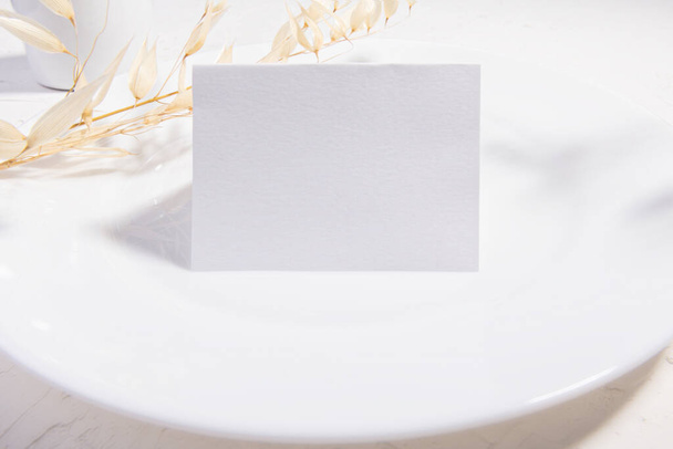 Шаблон Luxury Mockup, порожня канцелярська листівка з сухими рослинами квітками та парфумами на білому тлі та елемент дизайну для запрошення на весілля, rsvp, спасибі візитка, візитка
 - Фото, зображення