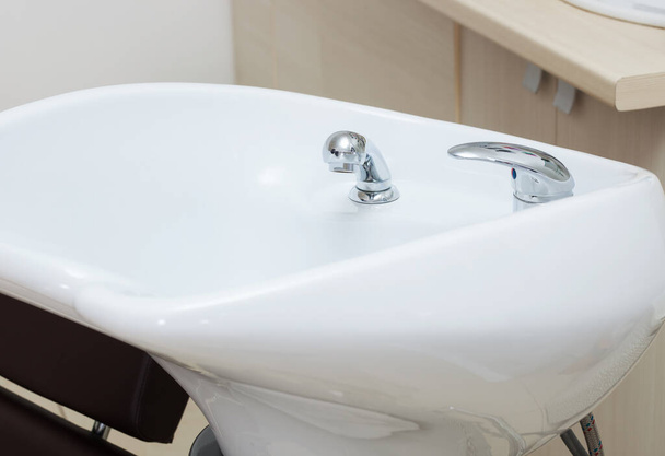 white sink in a modern hairdressing salon - Foto, imagen