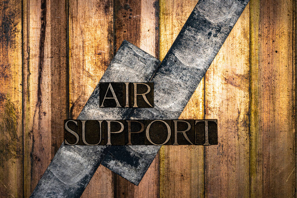 Texte Air Support formé de vraies lettres typographiques authentiques sur fond cuivre et or grunge argenté texturé vintage - Photo, image