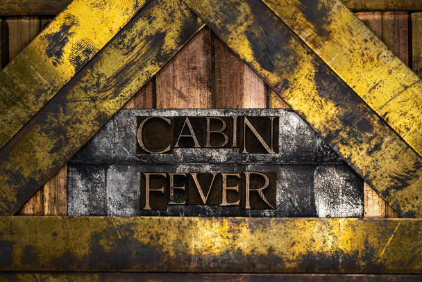 Cabin Fever κείμενο που σχηματίζεται με πραγματικά αυθεντικά γράμματα typeset σε vintage υφή ασημί grunge χαλκού και χρυσό φόντο - Φωτογραφία, εικόνα