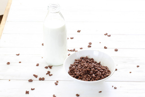 Chocolate balls with milk. Cereal - Foto, afbeelding