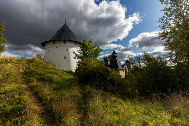 The tower and the defensive walls around the Pskov-Pechersk Assumption Orthodox Church and Cathedral. Landscape of a historic building - Foto, Imagem