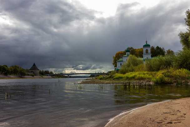Panorama of the embankment of the river, defensive walls and towers next to the Christian Cathedral in the historical center of the old city of Pskov, Russia, - Foto, Bild