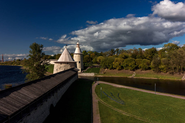 View of the Pskov Kremlin near the city river on a summer clear day. Trails for walking tourists. - Fotoğraf, Görsel